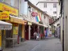 Aigues-Mortes - Gasse gesäumt von Häusern und Geschäften, hinter den Stadtmauern