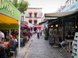 Aigues-Mortes - Shop and restaurant terraces of the Place Saint-Louis square