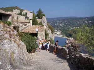 Aiguèze - Walkway en huizen van het middeleeuwse dorp met uitzicht op de rivier de Ardeche