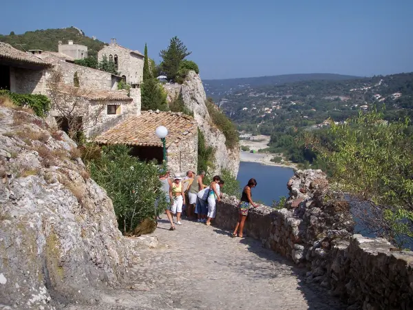 Aiguèze - Guida turismo, vacanze e weekend nel Gard