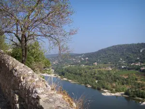 Aiguèze - La pasarela, con vistas al río Ardèche