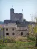 Aiguèze - Torre con vistas a las casas de la villa medieval