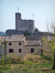 Aiguèze - Torre con vistas a las casas de la villa medieval