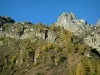 Aiguilles Rouges - Col des Montets, la vista de los árboles en los colores del otoño y las rocas del macizo de Aiguilles Rouges (Aiguilles Rouges Reserva Natural)