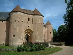 Ainay-le-Vieil castle - Medieval surrounding wall with the entrance to the fortress