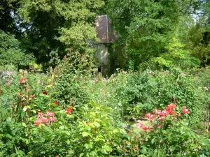 Ainay-le-Vieil castle - Old roses of the rose garden, a detached house and trees