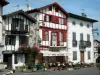 Ainhoa - Gevels van huizen en cafe terras van het Baskische dorp