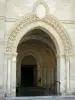 Airvault - Puerta y el porche de la iglesia de la abadía de San Pedro, de estilo romano