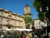 Aix-en-Provence - Place de l'Hôtel-de-Ville com o seu mercado de flores, a Câmara Municipal e a Torre do Relógio ao fundo