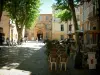 Aix-en-Provence - Rua com belos edifícios, plátanos e restaurante no terraço