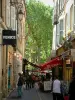 Aix-en-Provence - Beco forrado com casas e lojas, plátanos ao fundo