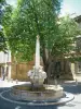 Aix-en-Provence - Fonte de Quatre-Dauphins com o seu lugar pequeno