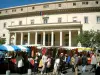 Aix-en-Provence - Mercado ocupado e tribunal em segundo plano