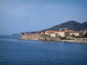 Ajaccio - Mittelmeer mit der Zitadelle und Hügel im Hintergrund