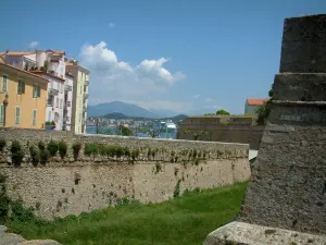 Ajaccio - Een deel van de citadel met zijn slotgracht, hoge huizen van de oude stad met kleurrijke gevels