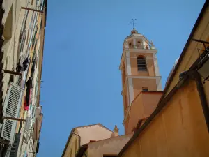 Ajaccio - Kirchturm der Kathedrale und hohe Häuser der Altstadt