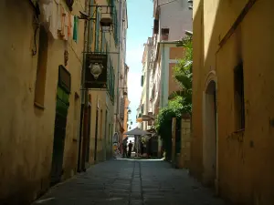 Ajaccio - Alley in de oude stad met hoge gebouwen waar de geboorteplaats van Napoleon Bonaparte