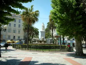 Ajaccio - Fontein van de Vier Leeuwen bekroond door de witte marmeren standbeeld van Bonaparte Eerste Consul en maarschalk Foch plein versierd met platanen en palmen