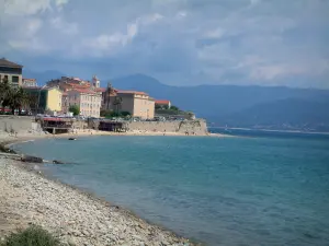 Ajaccio - Kieselstrand, Mittelmeer, Zitadelle und Altstadt, Hügel im Hintergrund