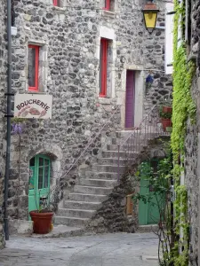 Alba-la-Romaine - Strade e case di pietra della città medievale
