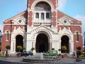 Albert - Notre-Dame-de-Brebières del neo-bizantino, arbustos en maceta y una fuente