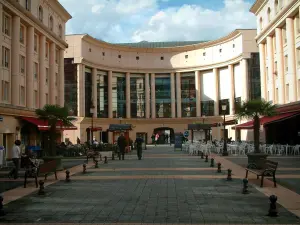 Albertville - Place de l'Europe avec terrasses de cafés, bâtiments et Dôme Centre Culturel