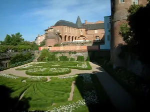 Albi - Los céspedes de los jardines del palacio de la Berbie