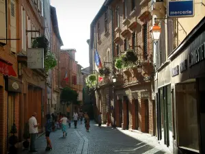 Albi - La calle peatonal pavimentado, tiendas, casas de ladrillo y el ayuntamiento (alcaldía)