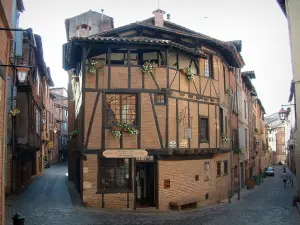 Albi - Vieil Alby house (bricks and half-timberings) and houses in the old town