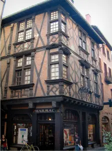 Albi - Enjalbert casa (Penitentes de farmacia) con vigas de ladrillo y la madera tallada del renacimiento