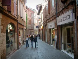 Albi - Calle peatonal con tiendas y las casas de ladrillo