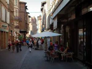 Albi - Geschäftsstrasse mit Kaffeeterrasse, Läden und Häuser