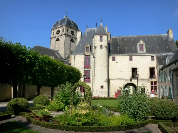 Alençon - Haus Ozé (Verkehrsamt) und sein Garten, und Kirchturm der Kirche Notre-Dame