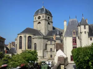 Alençon - Tower and apse of the Notre-Dame church, and Maison d'Ozé house