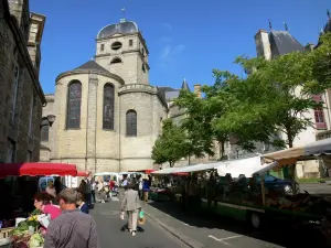 Alençon - Marché au pied de l'église Notre-Dame