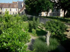 Alençon - Verger conservatoire de la maison d'Ozé et façades de la vieille ville