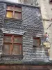 Alençon - Casa antigua con fachada de madera de guijarros y la estatua del Negrito