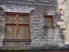 Alençon - Altes Haus: Fenster, Schindelfassade und Standbild des Kleinen Neger