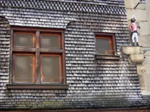 Alençon - Maison ancienne : fenêtres, façade en bardeaux de bois et statue du Petit Nègre