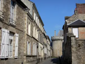 Alençon - Turm mit Maschikulis des ehemaligen Schlosses der Herzöge und Strasse gesäumt von Häusern