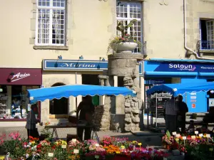 Alençon - Place du Puits des Forges, façade de maison, et stand de fleurs du marché