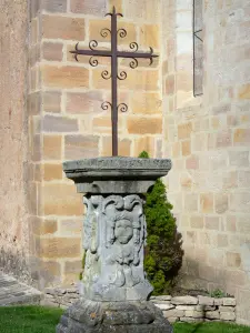 Alet-les-Bains - Cross at the foot of the Saint-André church