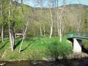 Alet-les-Bains - Footbridge spanning over River Aude and shaded picnic area