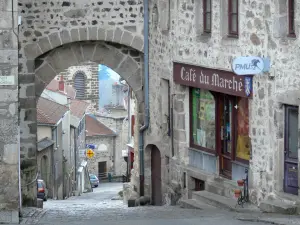 Allègre - Porte de Monsieur e facciate di case nel borgo medievale