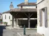 Allemans-du-Dropt - Halle en bois, clocher de l'église Saint-Eutrope et façade d'une maison du village