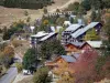 L'Alpe d'Huez - Road, bomen en huisjes van het resort voor de wintersport en de zomer (skigebied) in de herfst