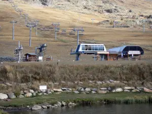 L'Alpe d'Huez - Sports Resort, winter en zomer (skigebied): Meer van de herders op de voorgrond, en liften, met inbegrip van de stoeltjeslift Fontbelle in de herfst