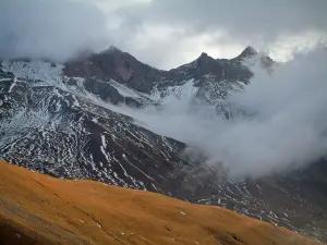 Alpenlandschaften der Savoie - Alm und Berg mit Schnee, Wolken (Hochalpenstrasse: Route des Grandes Alpes)