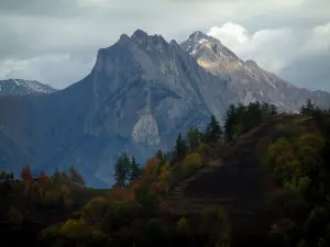 Alpenlandschaften der Savoie - Bäume im Herbst und Berg (Hochalpenstrasse: Route des Grandes Alpes)