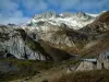 Alpenlandschaften der Savoie - Bauwerke aus Stein und Berg mit Gipfel mit Schnee (Strasse Madeleine)